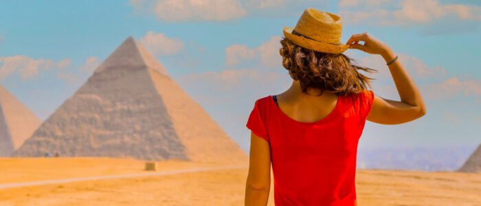tourist-womenat-giza-pyramids